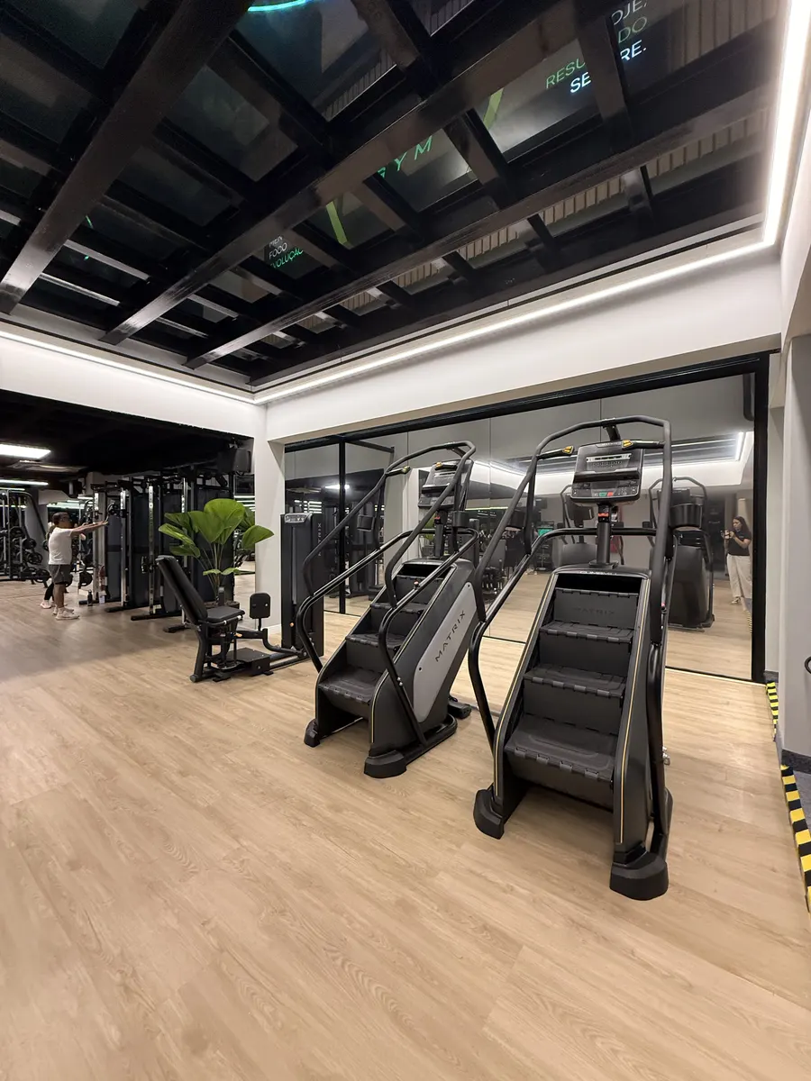 Simuladores de escada na área de cardio