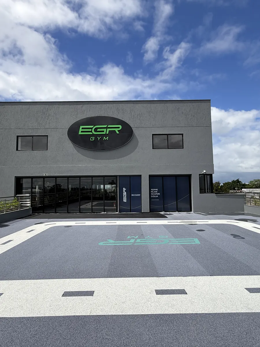 Fachada da EGR GYM com o logo e o estacionamento