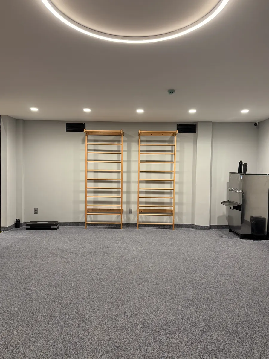 Sala de treino funcional com espaldares
