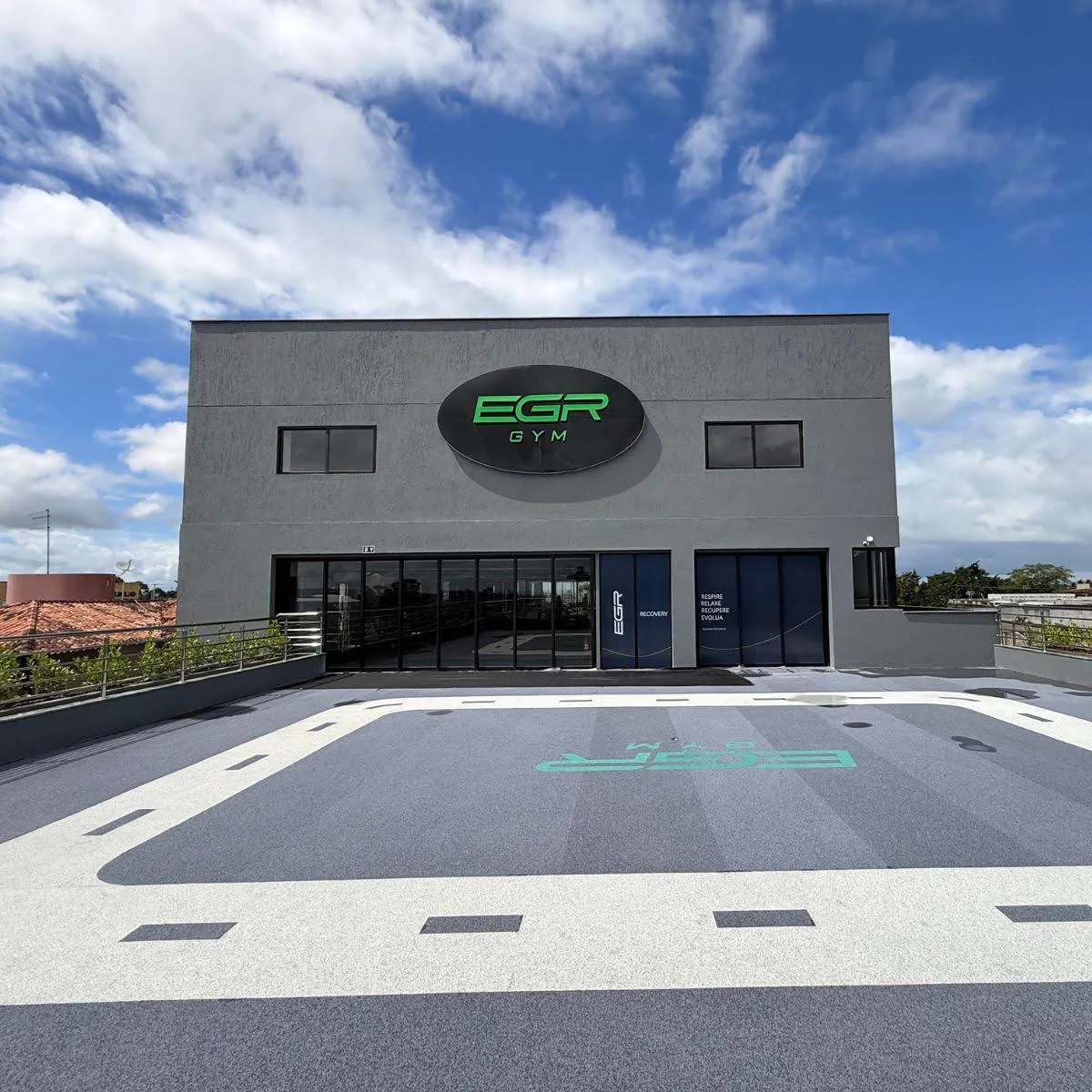 Fachada da EGR GYM em Carpina: prédio cinza com o logo EGR GYM e estacionamento
